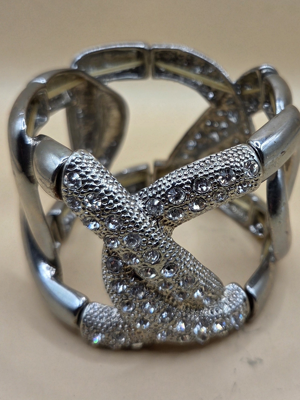 Vintage Silver-Tone Sculptural Rhinestone Statement Bracelet – Bold & Glamorous